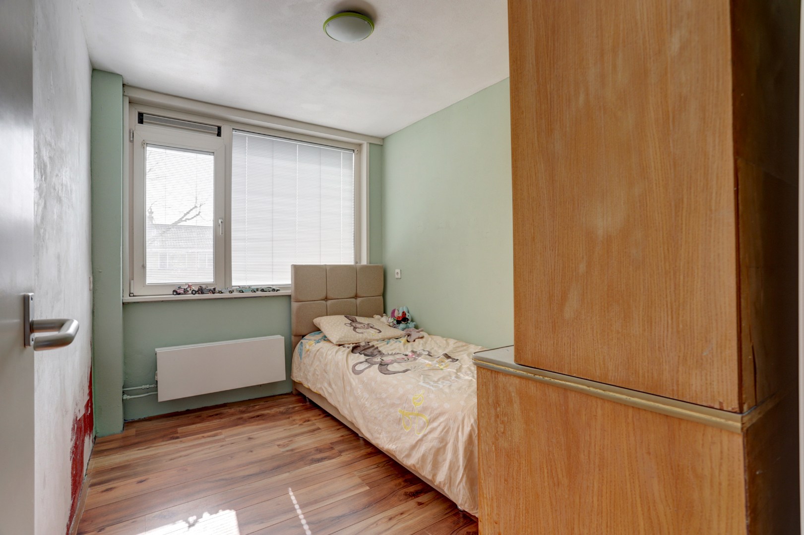 Ruime uitgebouwde 6-kamer hoekwoning met kunststofkozijnen, dakkapellen, grote tuin en eigen grond. 