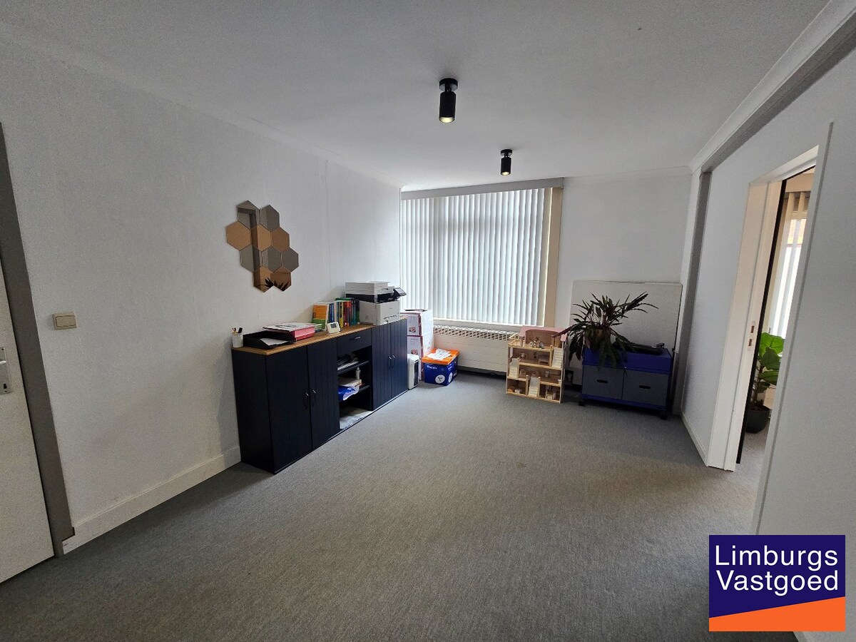 Gelijkvloerse kantoorruimte 108 m² met privé parkeerplaatsen 