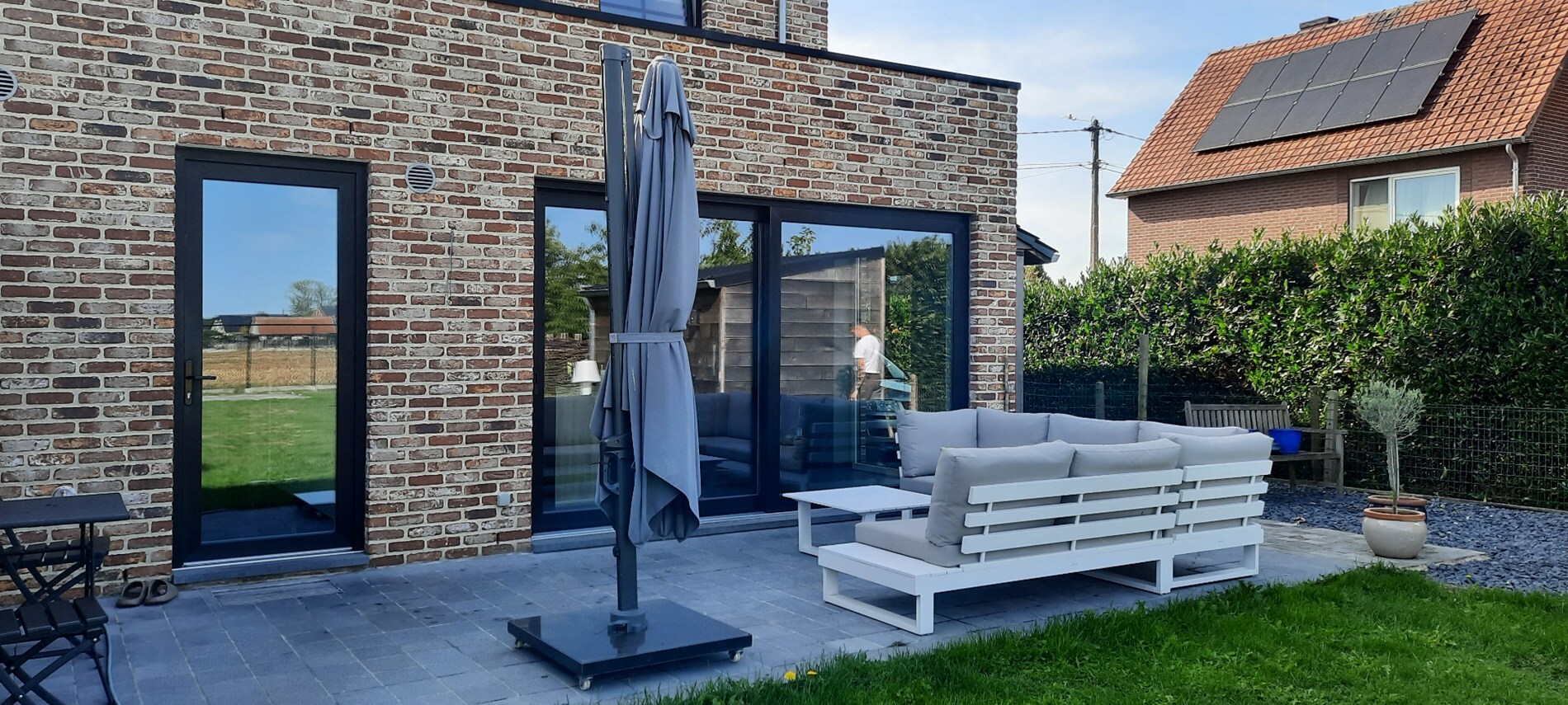 Een zeer goed afgewerkte en verzorgde recente woning, met 3 ruime slaapkamers, carport en fraaie tuin. 