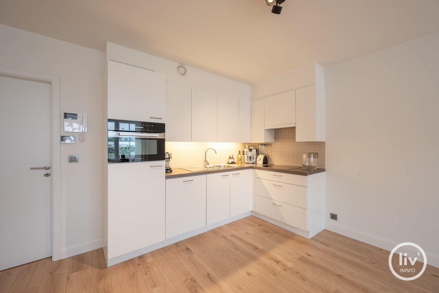 Ongemeubeld - Recent en goed onderhouden appartement, met terrasje, op wandelafstand van de Zeedijk te Heist. 