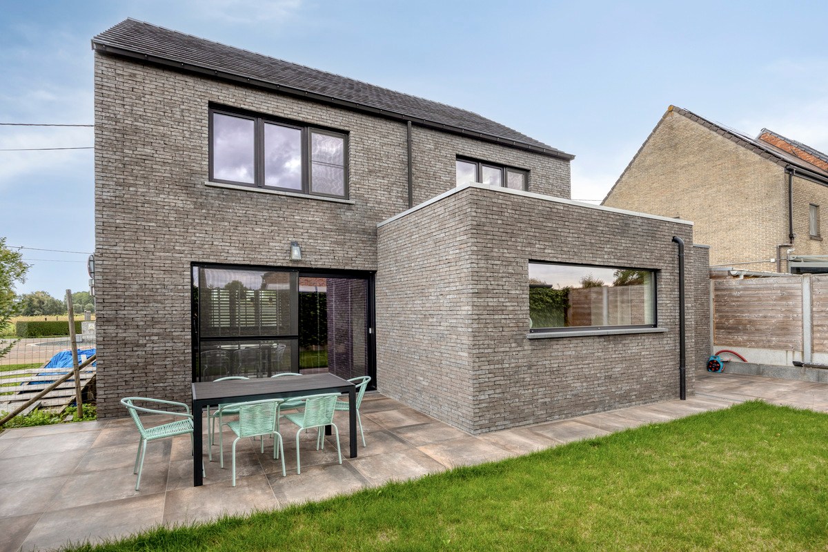 Halfopen bebouwing met 3 slaapkamers, tuin en garage 
