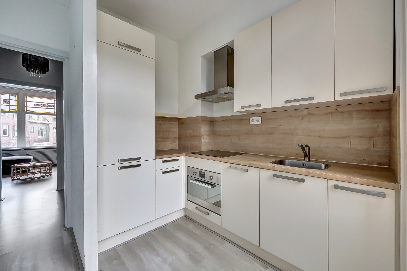 Sfeervol en karakteristiek jaren '30 bovenwoning met prachtige glas-in-lood details, 2 goede slaapkamers, ruime keuken en badkamer en gelegen op eigen grond! 