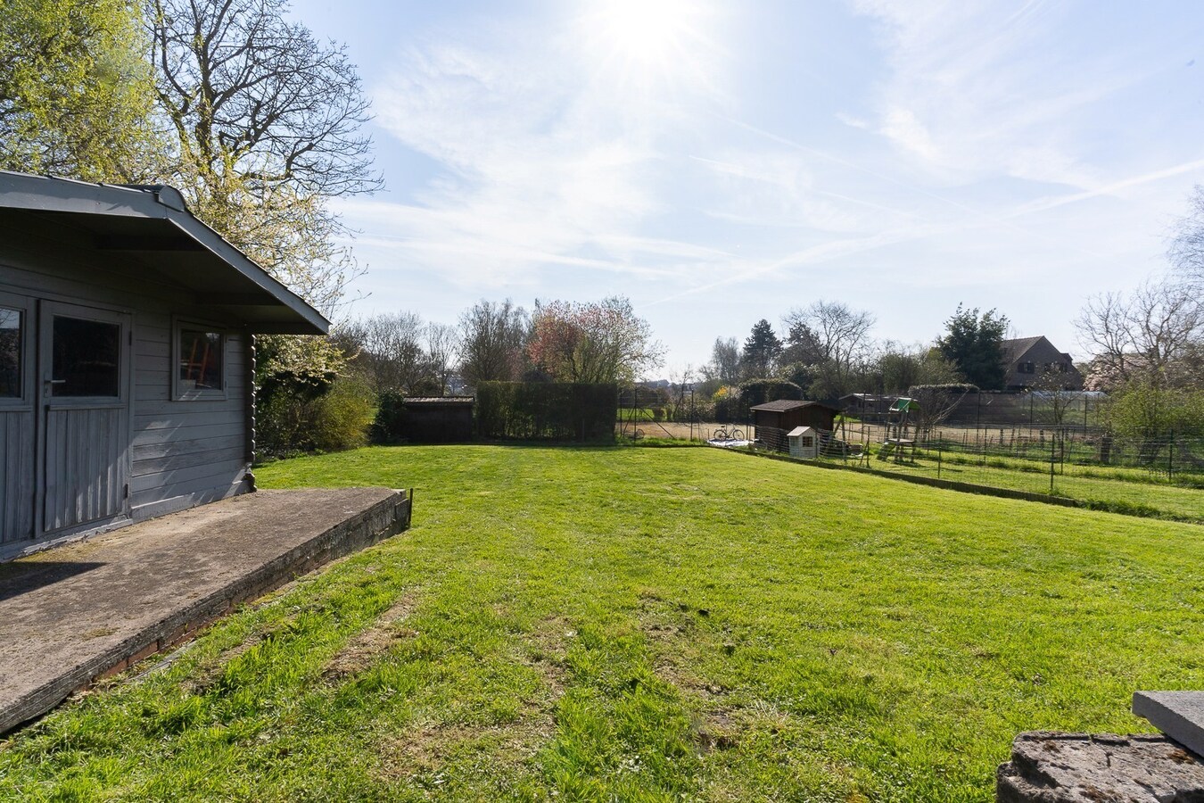 3 façades érigée sur 875m² avec terrain à bâtir, parking privé, double garage. 