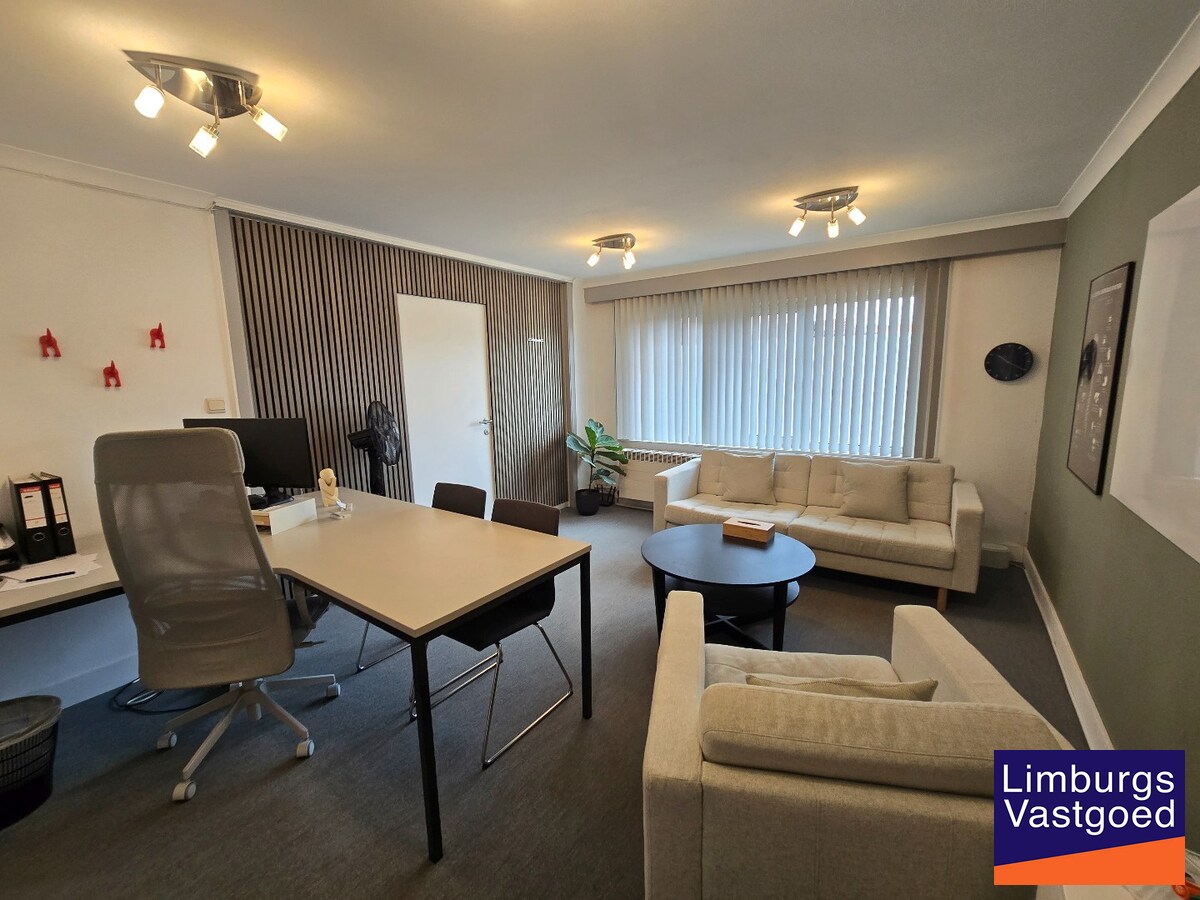 Gelijkvloerse kantoorruimte 108 m² met privé parkeerplaatsen 