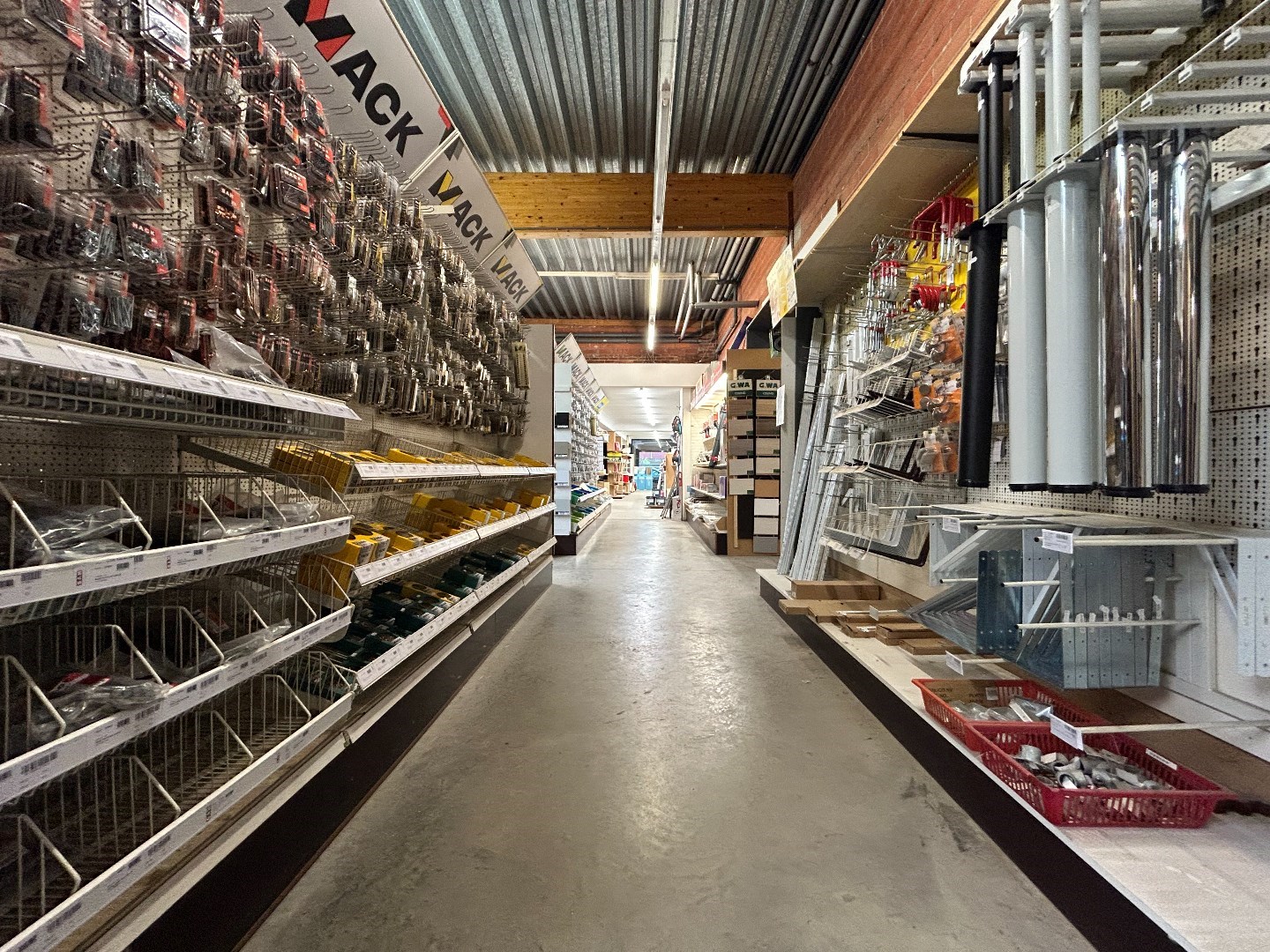 Handelsgelijkvloers op commerciële ligging in centrum Geel 