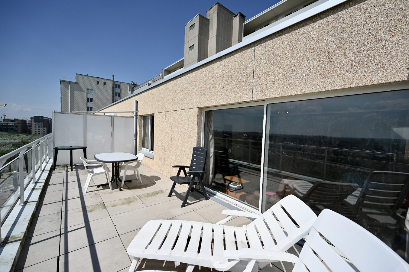 MOOI GELEGEN APPARTEMENT MET UNIEK ZONNETERRAS TE MIDDELKERKE 