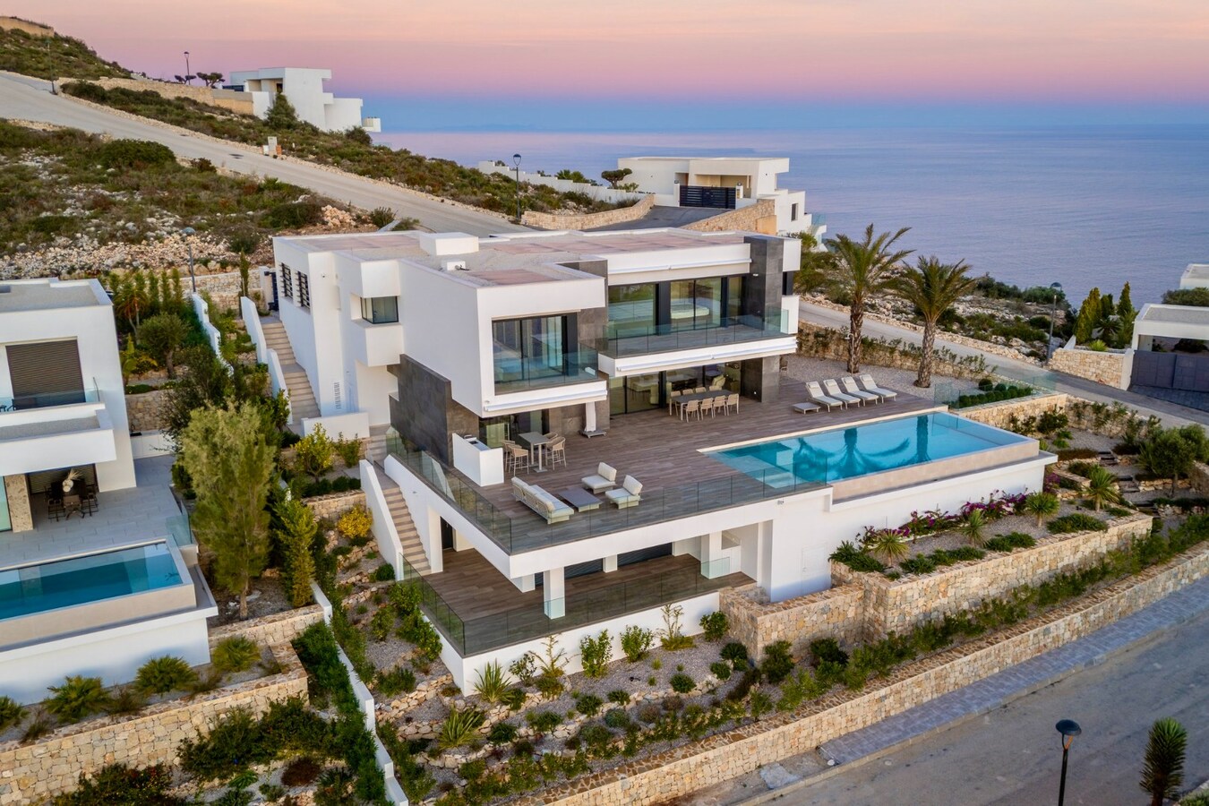 Een uitzonderlijke villa waar luxe, licht en panoramische waterzichten samenkomen. 