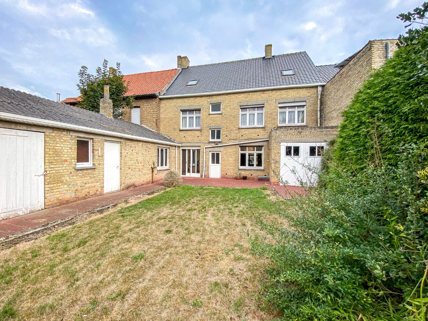 Zeer ruime te renoveren woning met statige gevel op 445 m² met zuid-west georiënteerde tuin. 