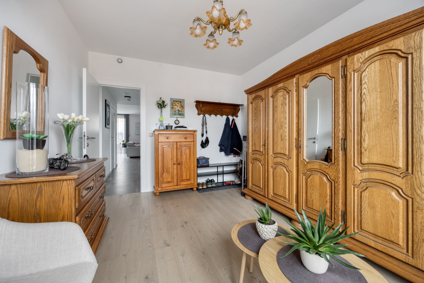 slaapkamer 2 met doorgang naar woonkamer