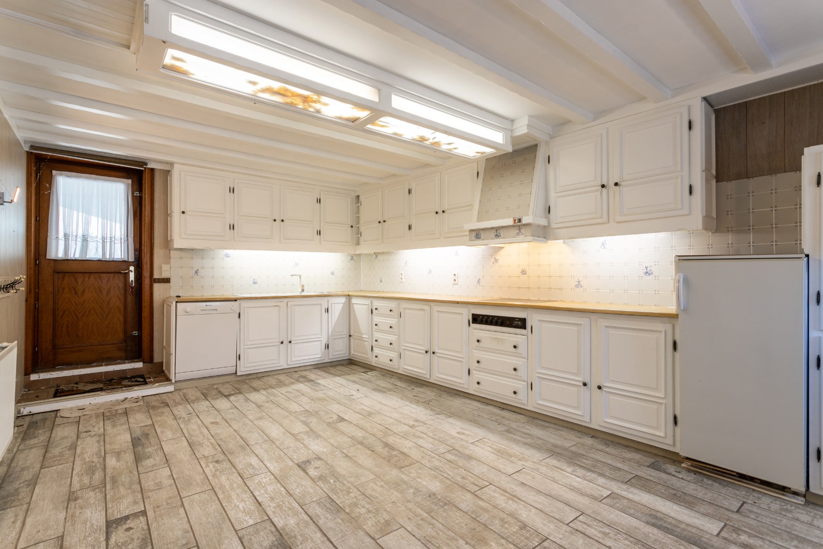 Te renoveren fermette met 3 slpk, bijgebouw en garage en mogelijkheid tot uitbreiding (bouwgrond) 