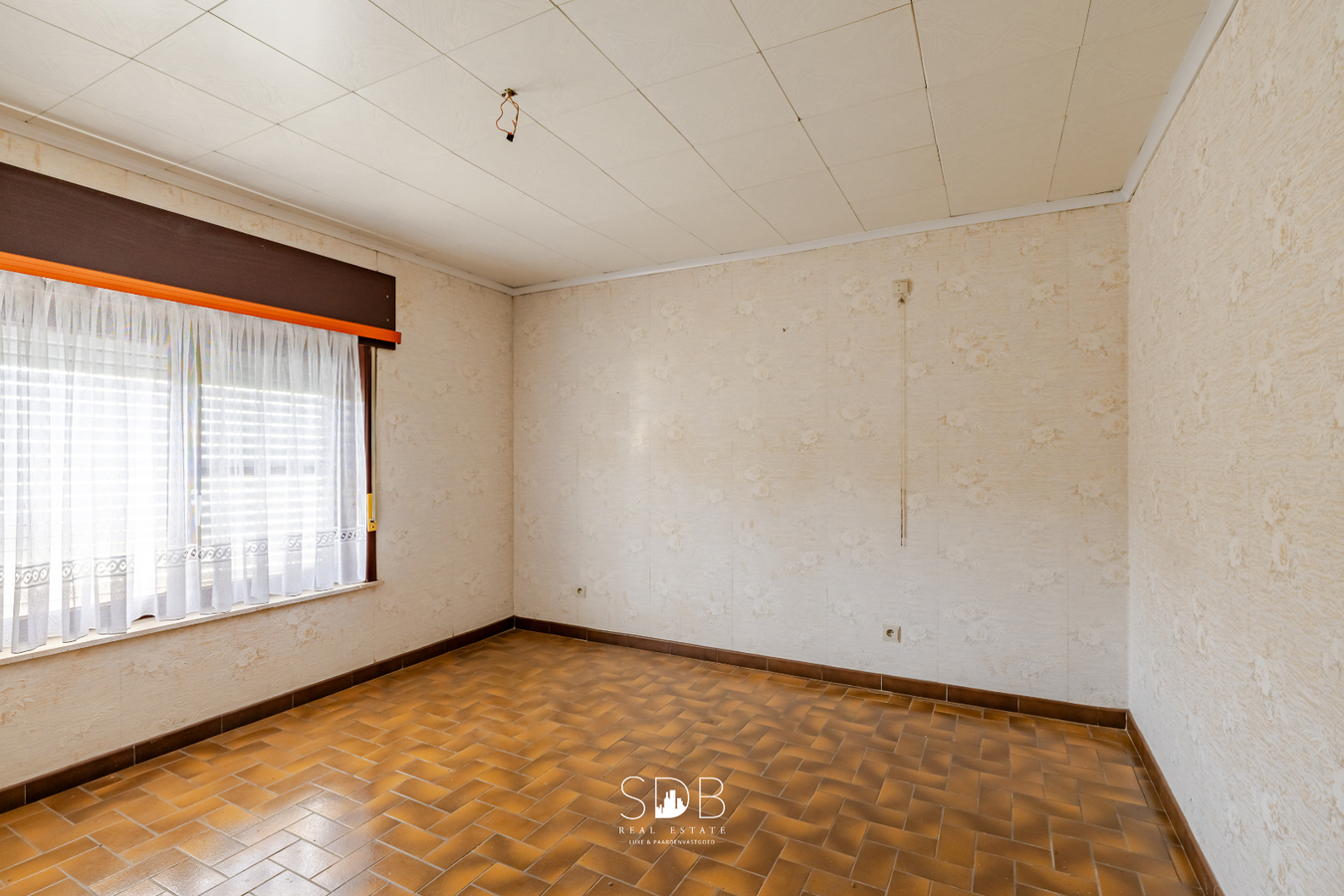 Landelijke hoeve met bijgebouwen en aanpalende graslanden op 14.677m² 