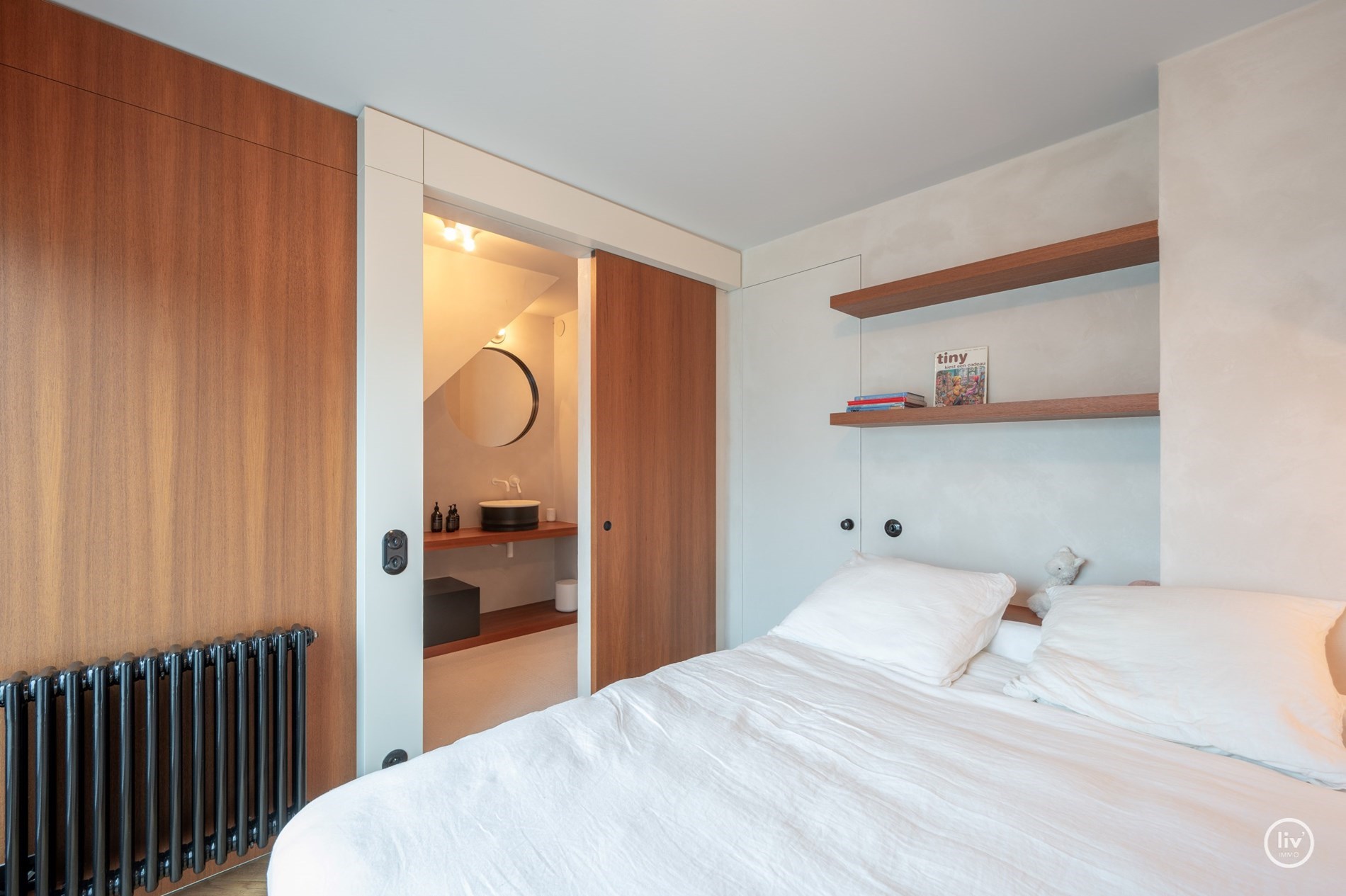 Uniek afgewerkt duplex dakappartement met mooie terrassen gelegen aan de zuidkant van de Kustlaan, vlakbij het Driehoeksplein. 