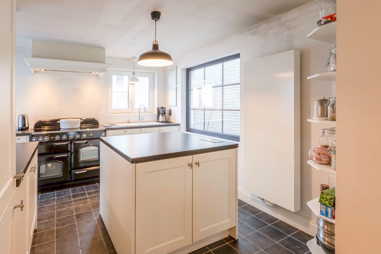 Instapklare woning met tuin in de gezellige kern van Laarne 