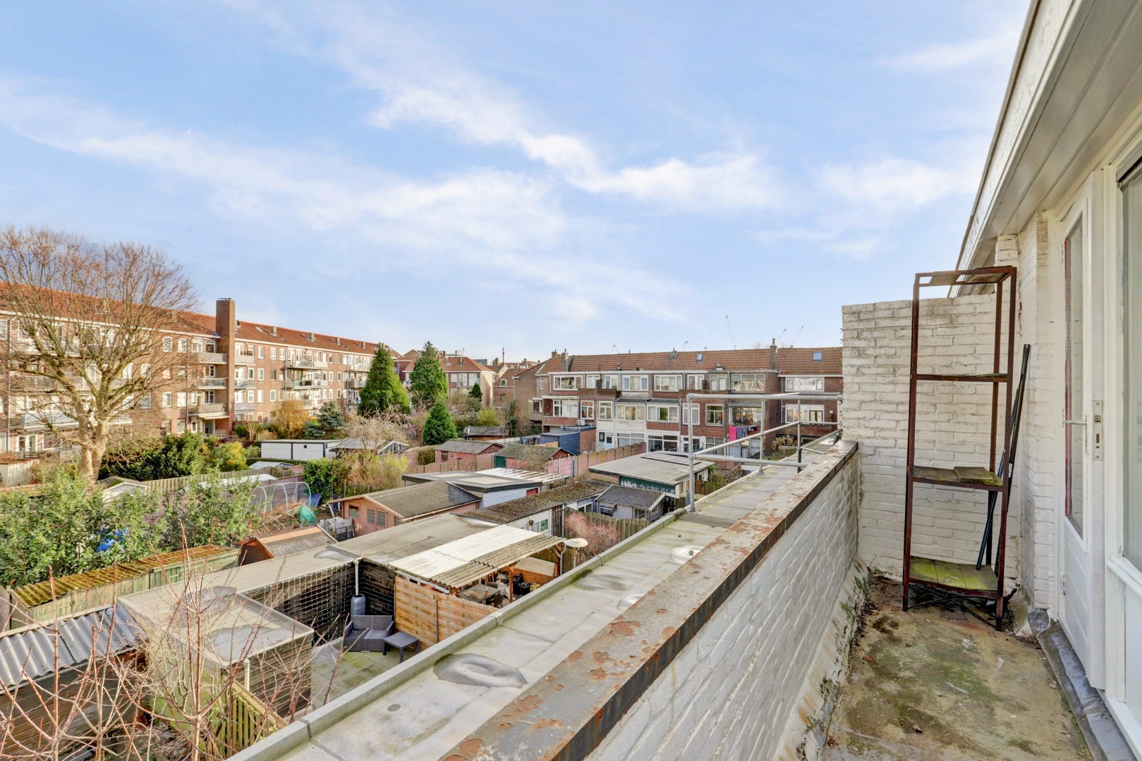 Ruime dubbele bovenwoning met drie slaapkamers, berging en de mogelijkheid tot het realiseren van een extra vierde slaapkamer. 