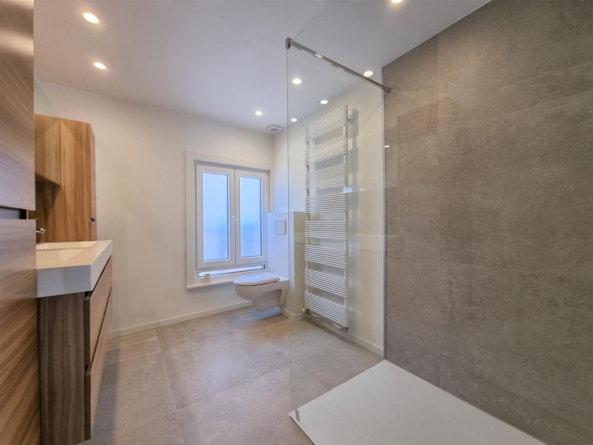 Volledig gerenoveerde woning met garage vlakbij het strand - Heist 