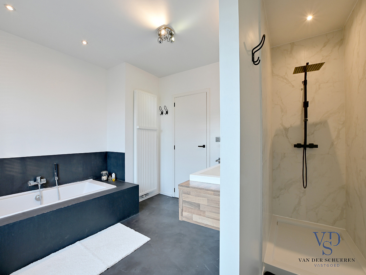 Prachtig gerenoveerde Herenwoning met zwembad te Gavere. 