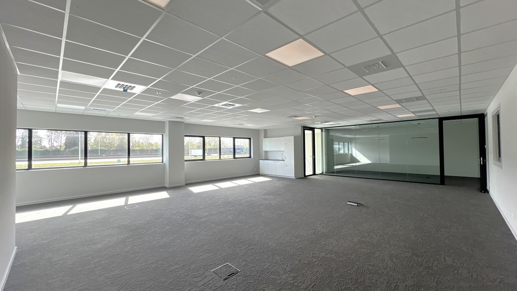 Opslagloodsen met buitenruimte te huur vlakbij afrit E17 in Sint-Niklaas