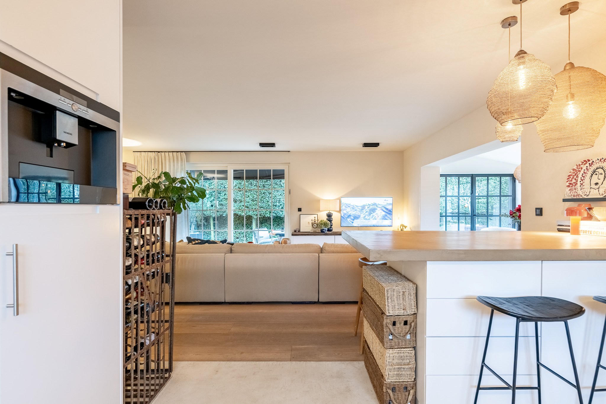 Située dans un quartier résidentiel calme et très prisé de Knokke, cette maison entièrement rénovée offre une combinaison parfaite de confort contemporain, de lumière et d'élégance raffinée. 