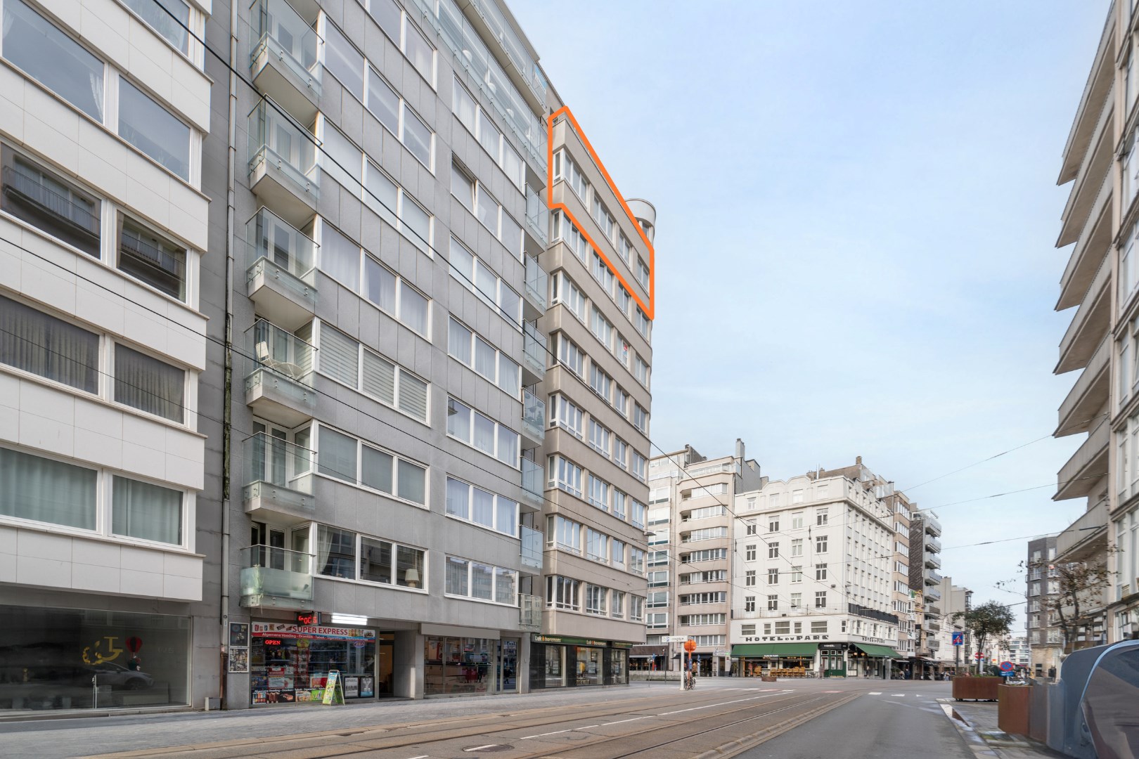 PRACHTIG GERENOVEERD 2-SLAAPKAMER APPARTEMENT OP TOPLIGGING 
