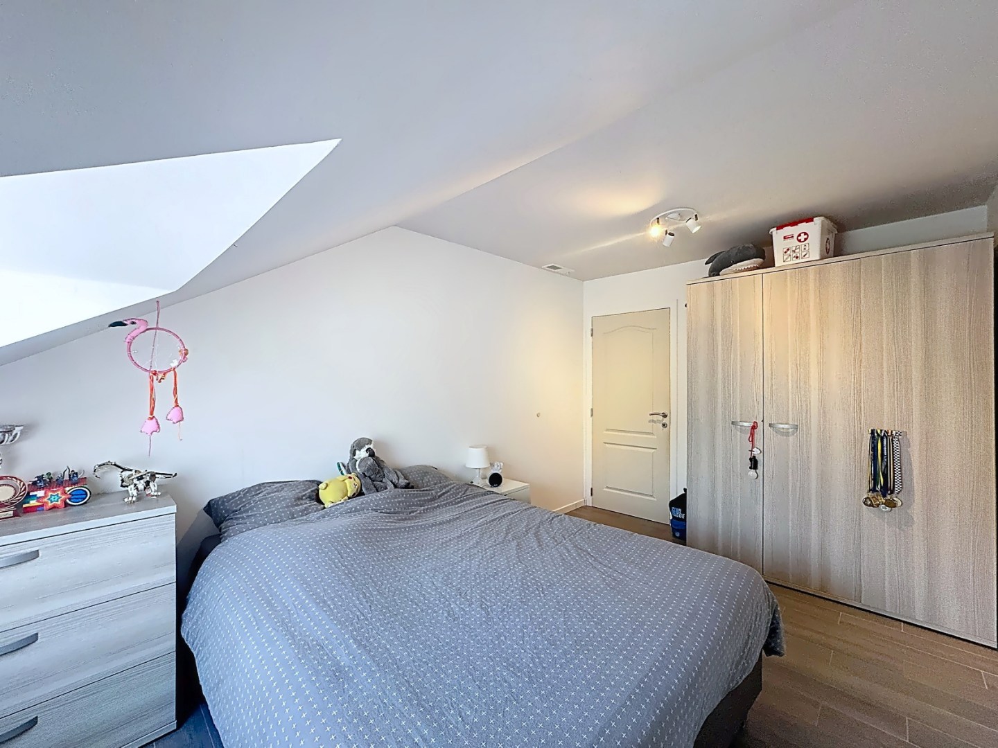 Ruime en recente halfopen bebouwing met 3 volwaardige slaapkamers 