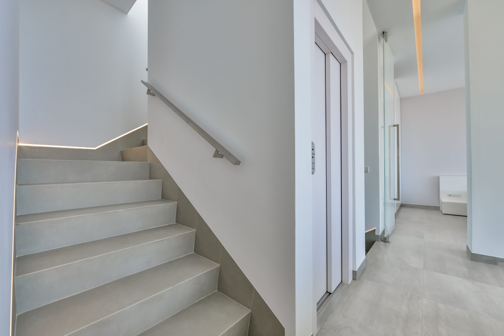 Luxe architectenvilla in Mascarat – Altea met panoramisch zeezicht en extra bouwgrond 