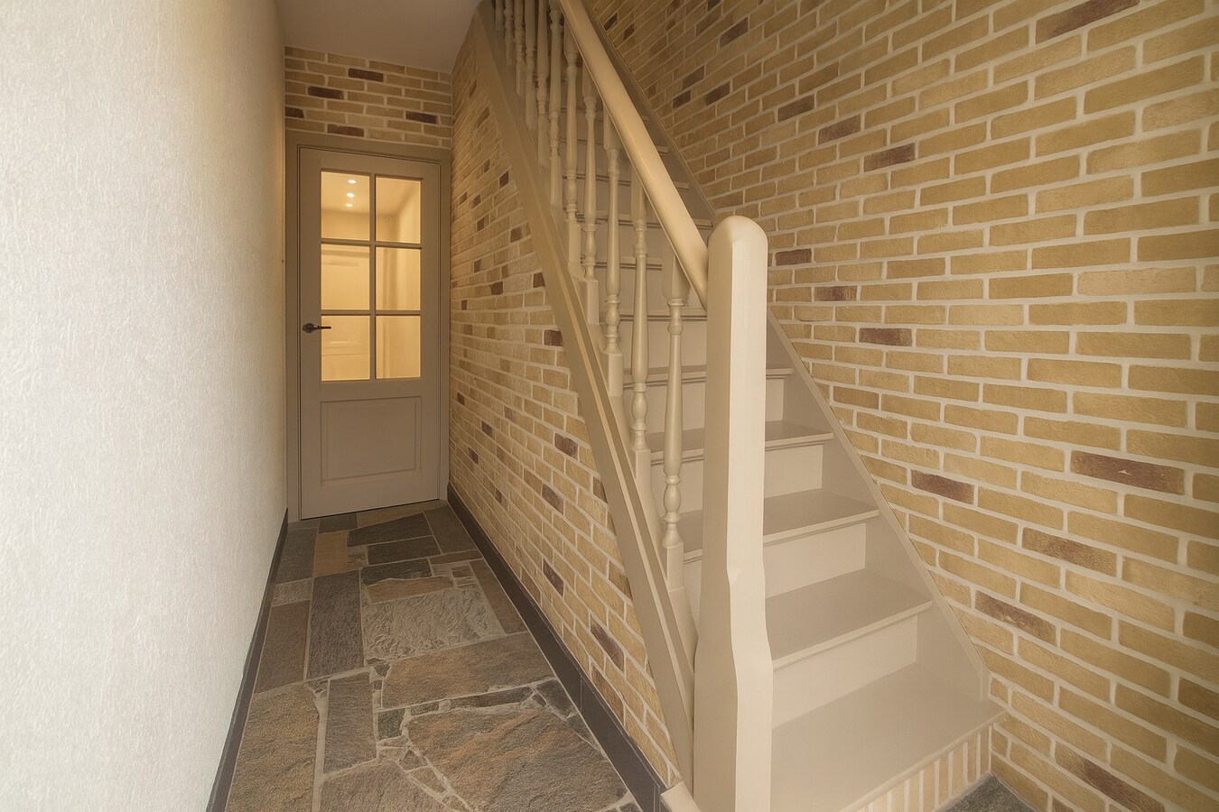 Instapklare, ruime moderne woning met 4 slaapkamers en uitgestrekte tuin te koop in hartje Temse! 