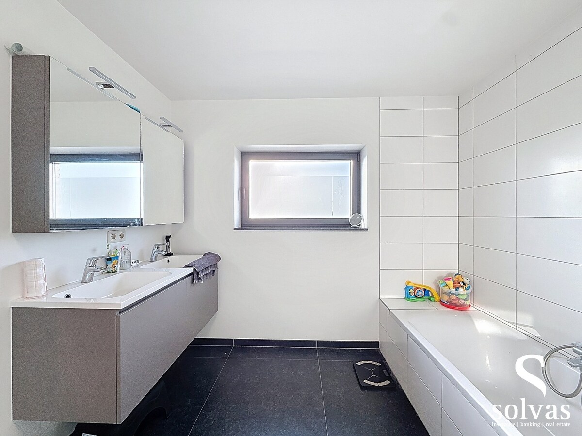 Moderne woning (2017) met ruime tuin en open verzichten 