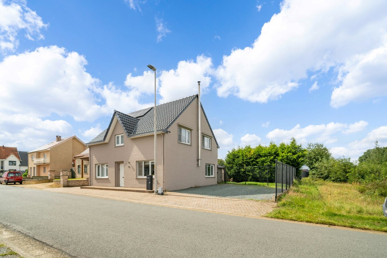 Ruime woning met 4 slaapkamers op een zeer ruim perceel. 