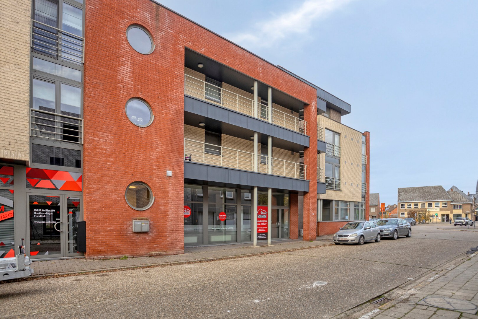 Ruim energiezuinig commercieel pand op toplocatie in centrum Hechtel 