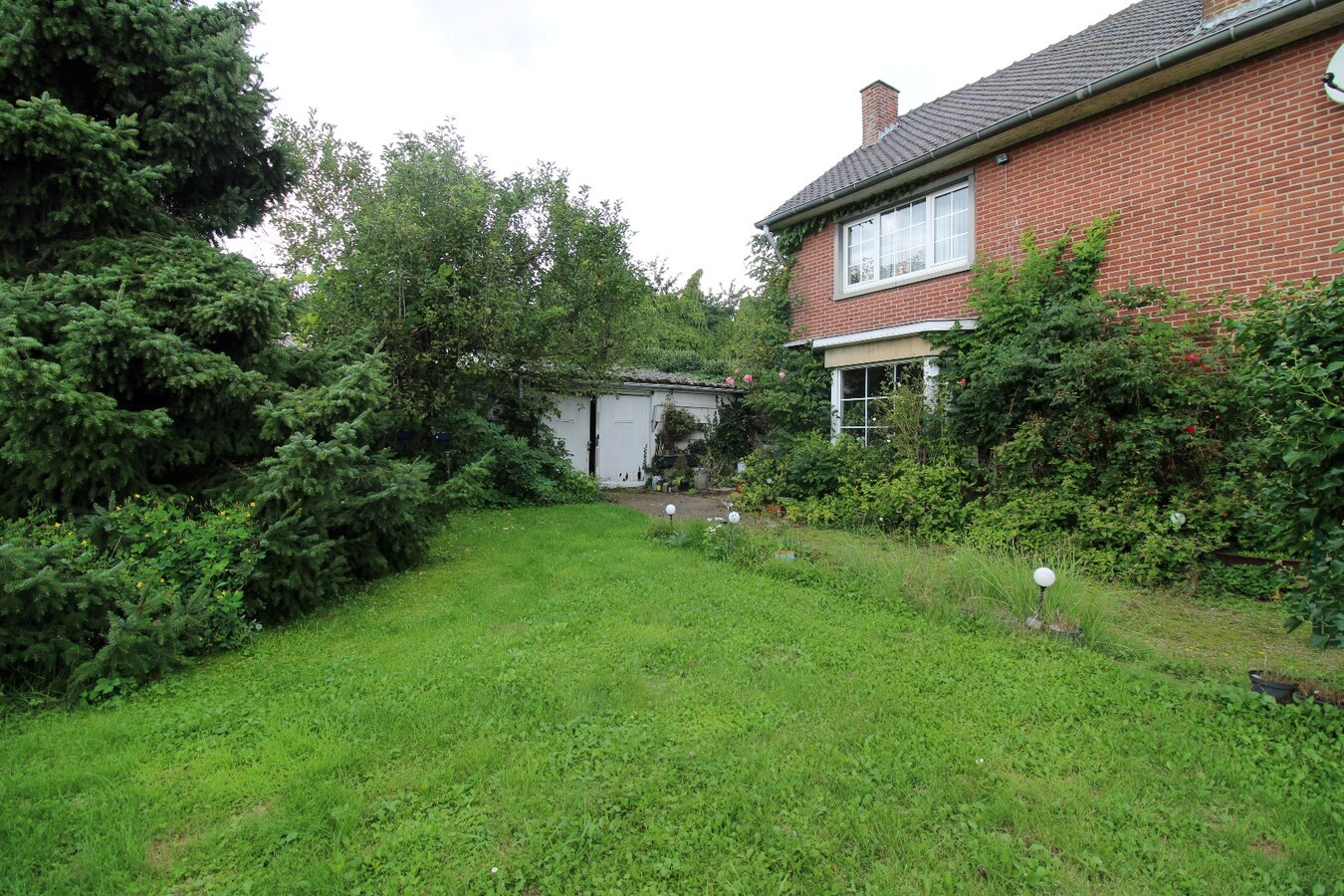 Charmante, te renoveren woning met hangar 