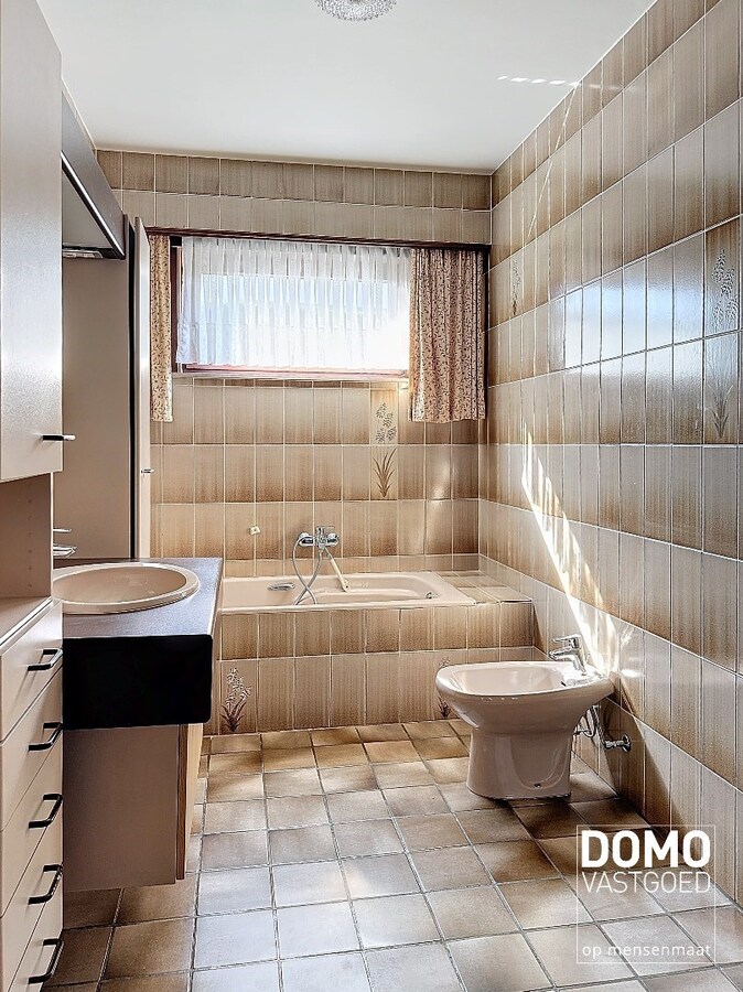 Ruime open bebouwing woning met afgesloten tuin te Kermt. 