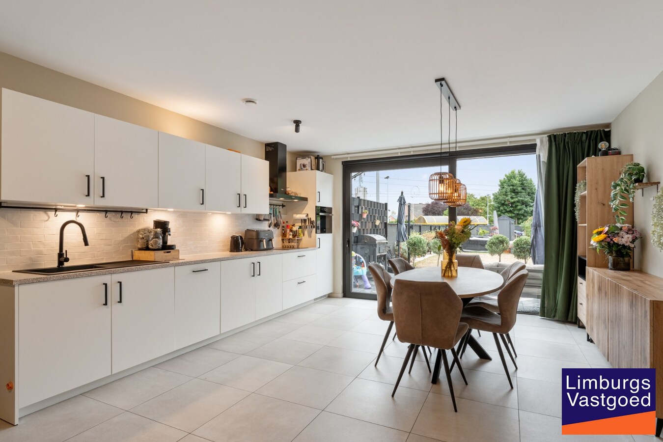 Gelijkvloers appartement (95m²), 2 slpk, ruim terras/tuin, autostaanplaats + kelderberging 