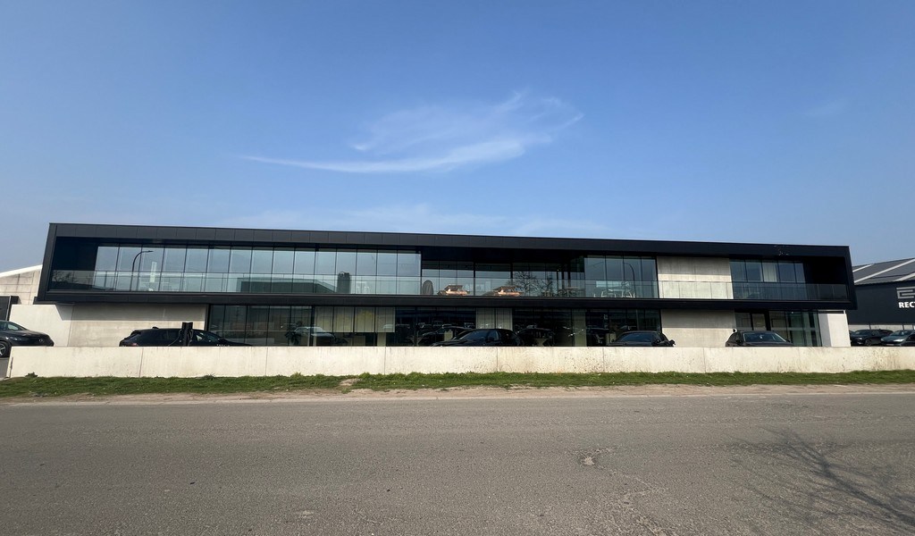 Recent bedrijfsgebouw met prachtige kantoren te huur in Lokeren