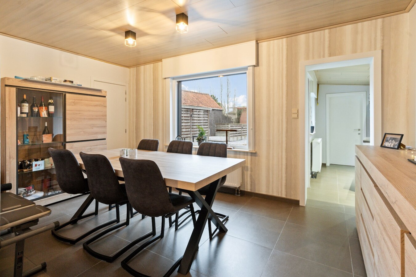 Tot in de puntjes afgewerkte, vrijstaande woning met garage 