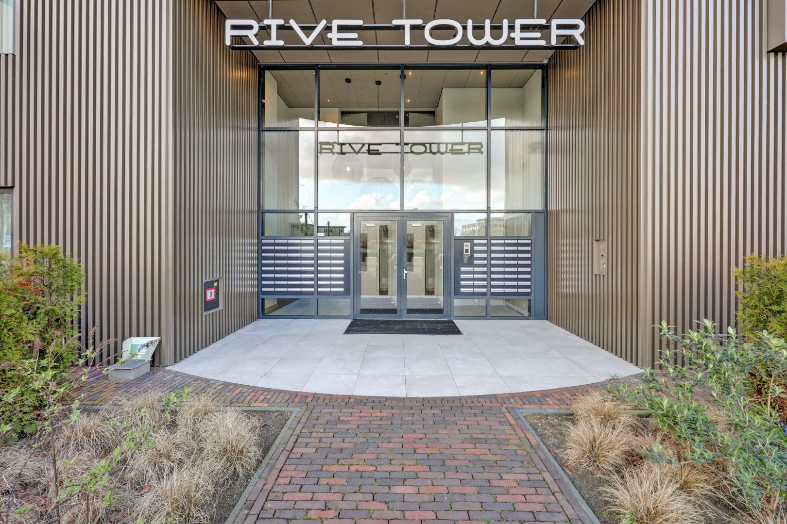 Energiezuinig en instapklare studio met energielabel A, moderne keuken en badkamer en uitzicht op de skyline van Rotterdam. 