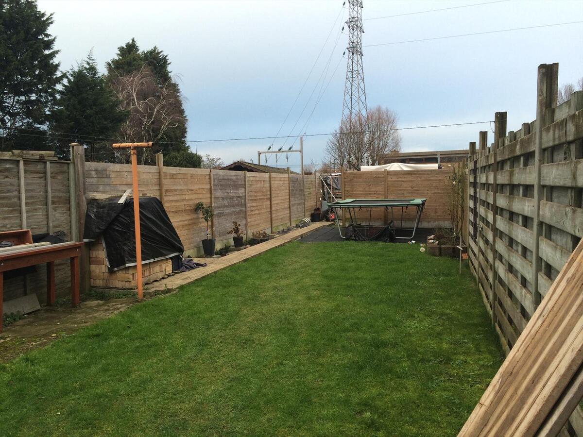 HALF OPEN BEBOUWING MET TUIN OP CENTRALE LIGGING TE ZANDVOORDE 