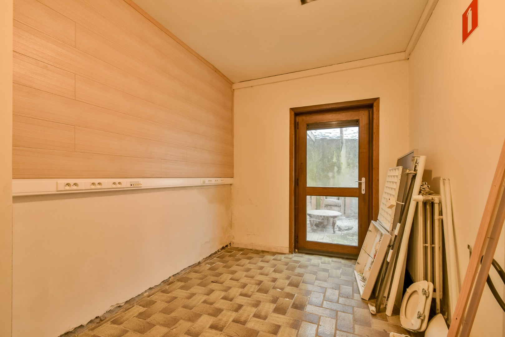 Commerciële ruimte aan de markt in Torhout! 