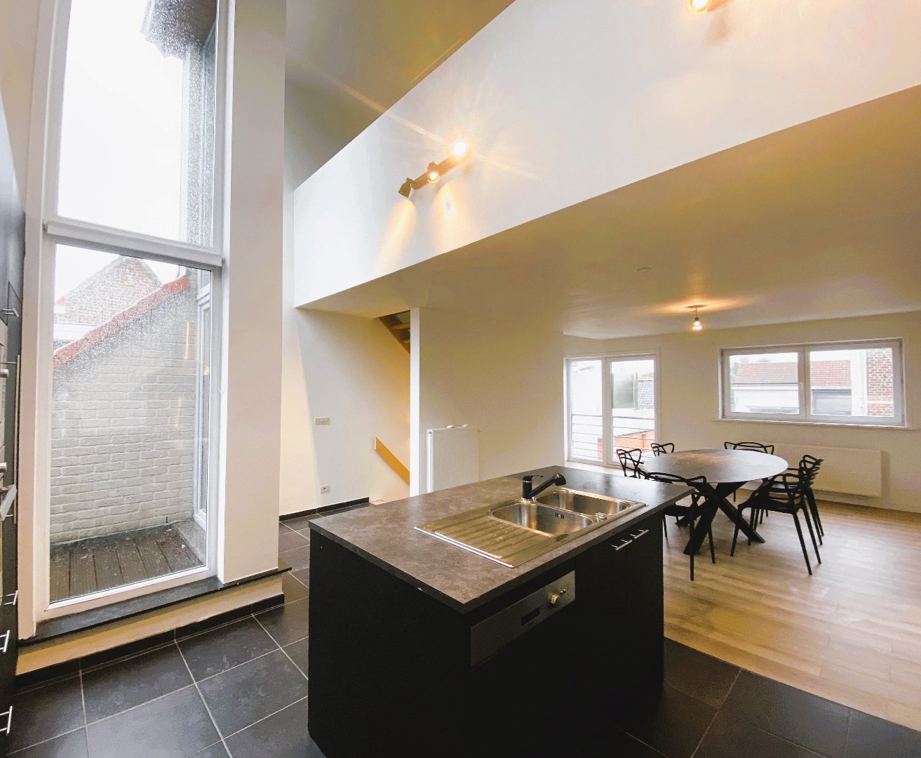 Moderne verhuurde loft-woning met dakterras in hartje Desselgem! 
