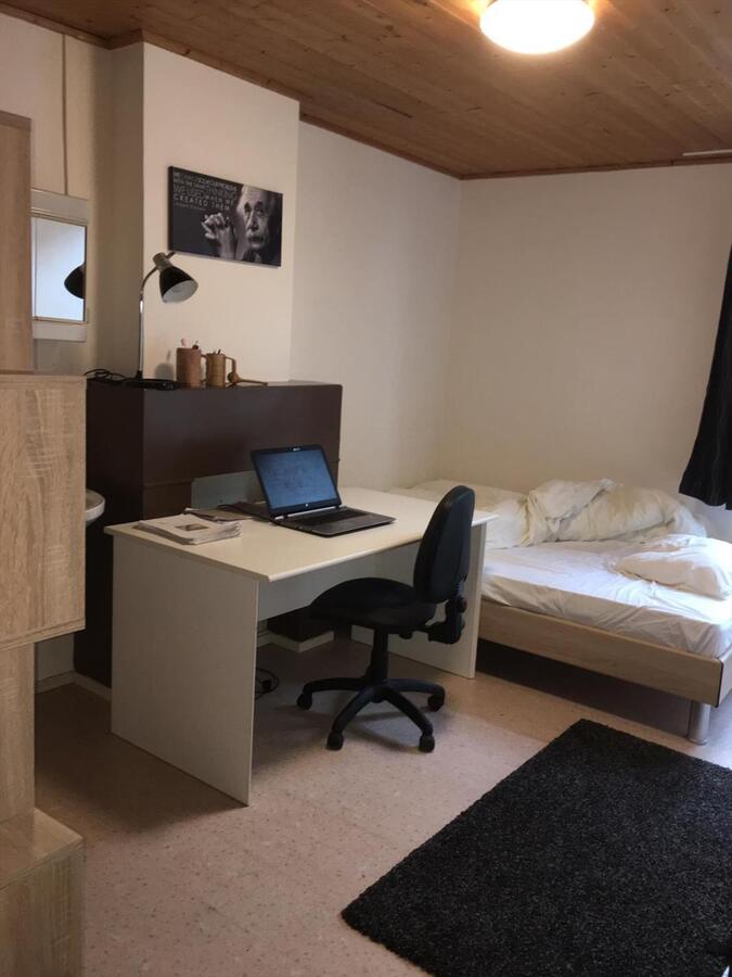 Degelijke rijwoning in de gekende Papegaaistraat. 