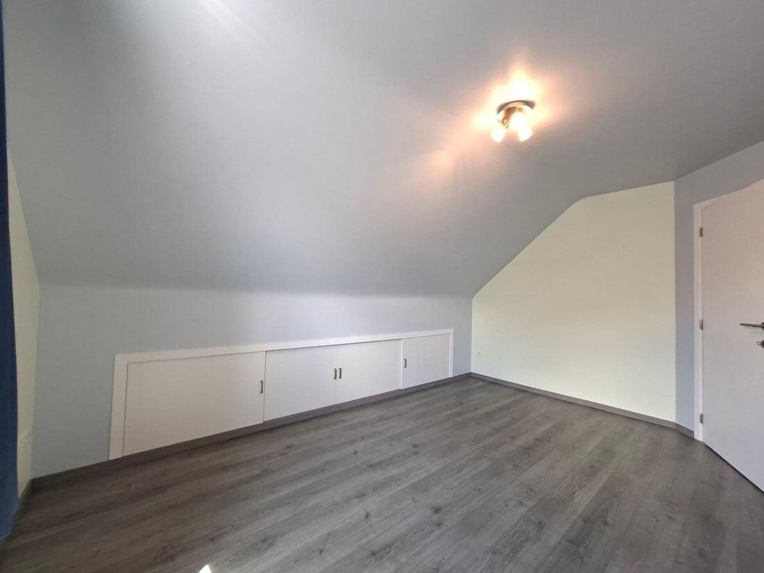 Eigentijdse halfopen bebouwing te Neeroeteren (Maaseik) 
