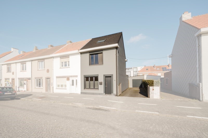 Instapklare, gerenoveerde gezinswoning met garage en oprit in hartje Zeebrugge 