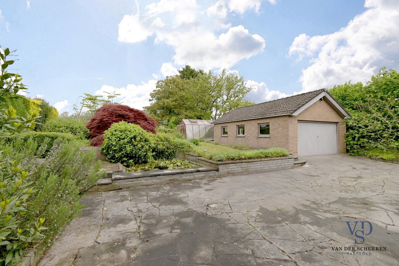 Goedgelegen bungalowwoning te Moerbeke. 