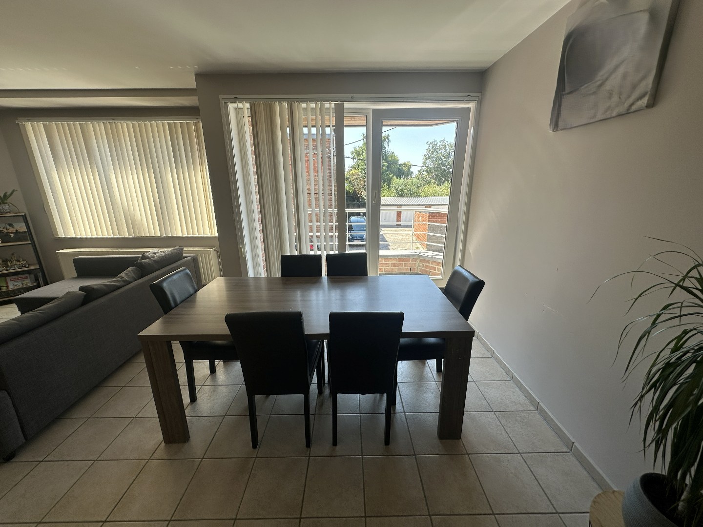 Ruim appartement met 3 slpk, terrasje en autostaanplaats, Eernegem. 