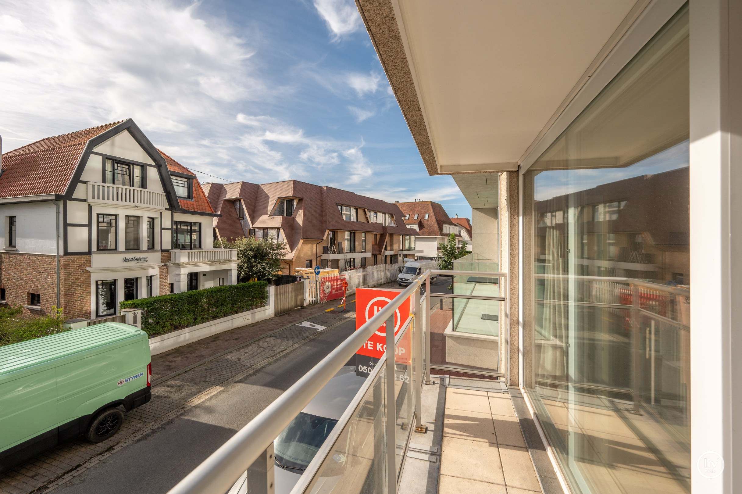 Prachtig gerenoveerd 3 slaapkamerappartement met open zichten gelegen op de Jozef Nellenslaan te Knokke. 