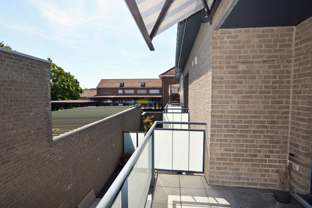 Modern triplex appartement met 3 slpks, terras, kelderberging en autostaanplaats. 