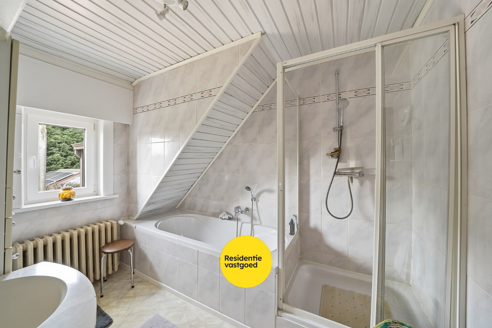 Halfopen woning met 4 slaapkamers, garage en ruime oprit op 429 m² in Oudenburg 