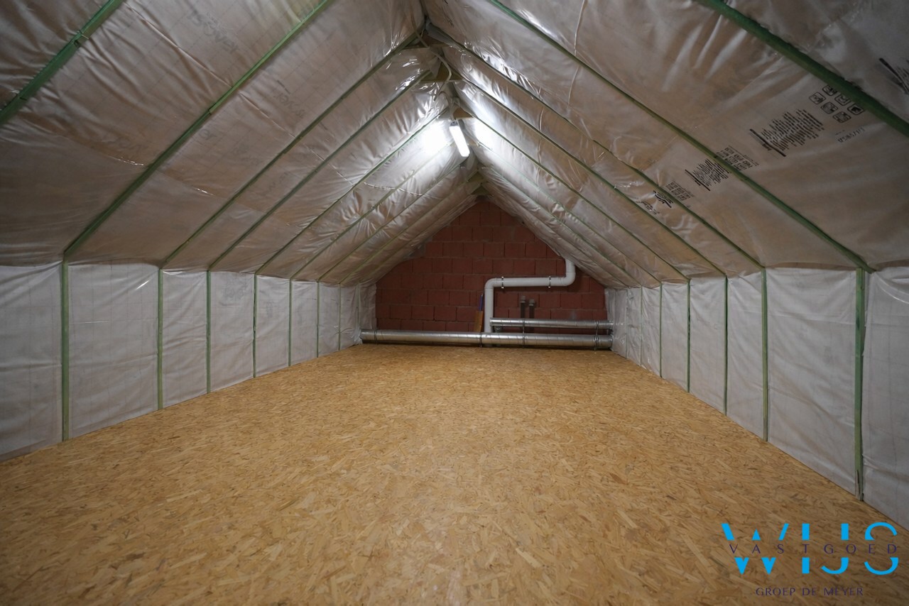 Instapklare halfopen bebouwing in rustige, kindvriendelijke woonwijk ! 