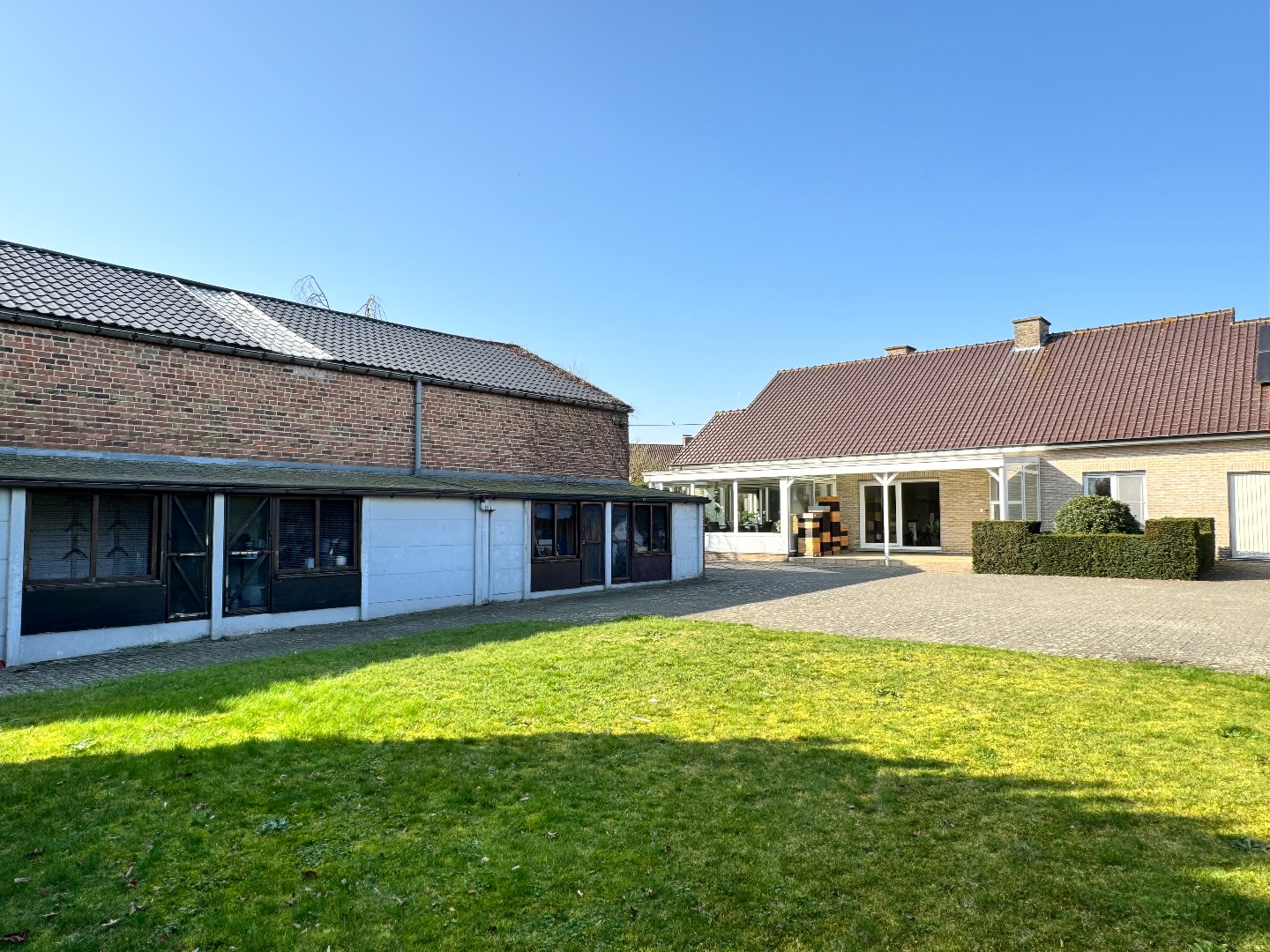 Ruime woning met loods en landbouwgrond op groene locatie nabij Waregem. 