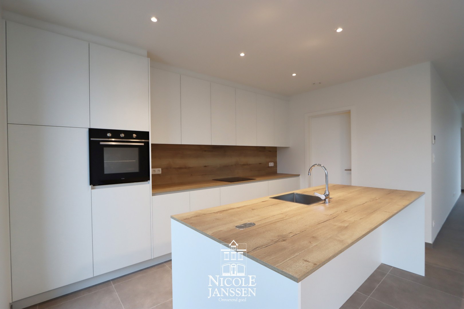 Nieuwbouwwoning met carport 