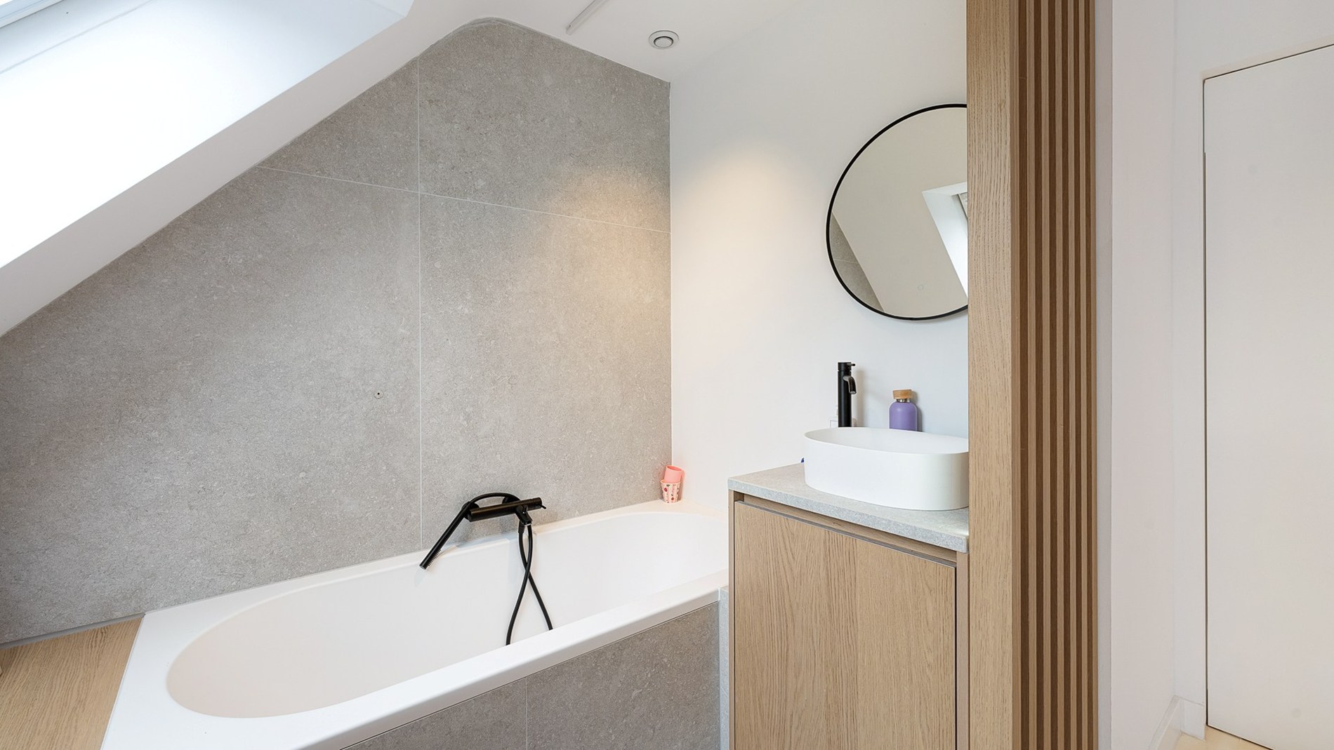 Magnifiek gerenoveerd duplexappartement met 3 SLAAPKAMERS VOOR DUBBEL BED en 3 badkamers. Ruim TERRAS vooraan en achteraan. Ideaal gelegen, rustig maar toch nabij Zeedijk en Lippenslaan. 